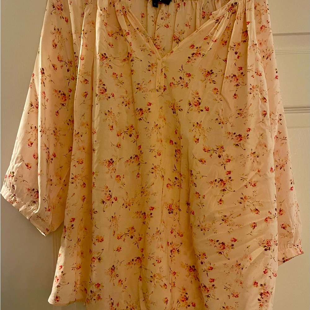 Pretty blouse with delicate rose print